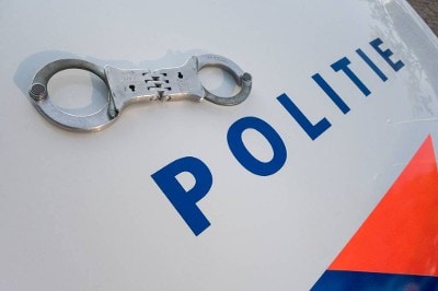 Handboeien op politieauto