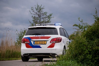 surveillancevoertuig, politieauto, dienstvoertuig, mercedes, nieuwe striping, spoed, achterkant, landelijk, daglicht, Foto: Korpsmedia / Peter Monteny