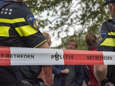 Mensen staan voor afzetlint