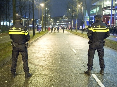 Twee agenten staan 's avonds op straat 'op wacht'