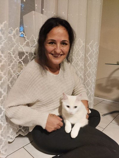 Yildiz Kayali uit Zevenaar met een kat op schoot