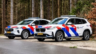 De nieuwe basispolitievoertuigen voor noodhulp: de BMW X1 (rechts) en de Ford Kuga Full Hybrid (links)