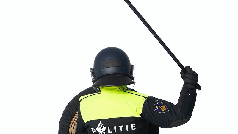 politiegeweld, lange wapenstok, mobiele eenheid, me, Foto: Korpsmedia politie