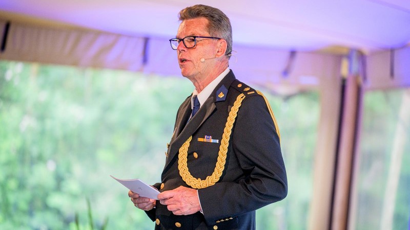 Ceremoniemeester Ad Casteleijn spreekt de genodigden toe tijdens de opening van De Spiegelvijver.