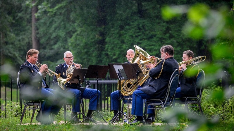 De blazers van het politieorkest begeleiden de opening van De Spiegelvijver.