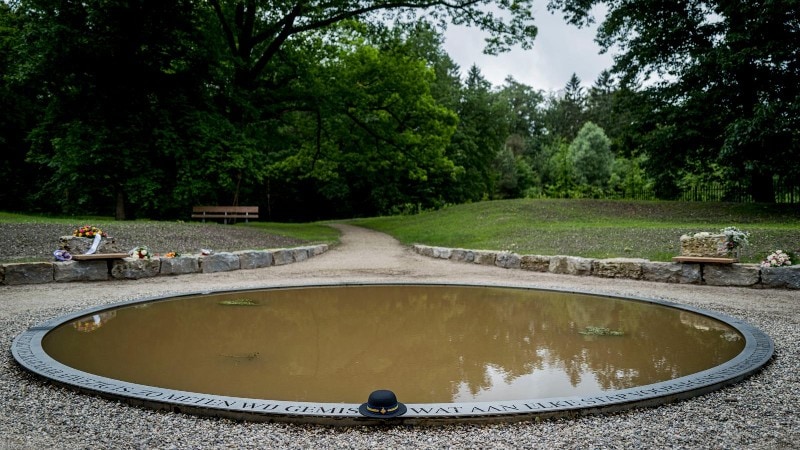 Een laatste saluut bij De Spiegelvijver; het herdenkingsmonument voor politiemensen die door suïcide zijn overleden.